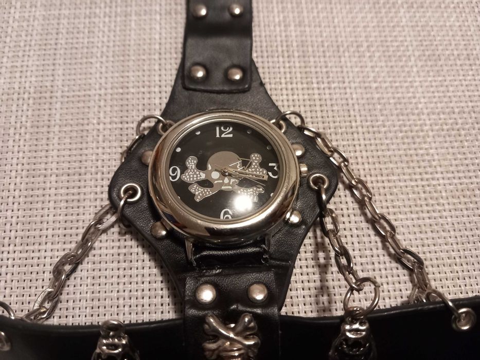 Ceas cu design punk/gotic(ceas cu brățară tip manșetă)+choker cadou