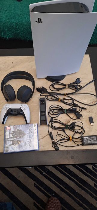 PS5 конзола + PULSE 3D слушалки + DualSence зареждаща станция