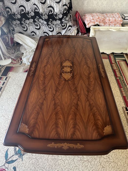 Продается новый гостиной стол ( без стульев )