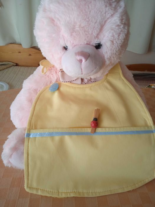 Бебешко Лигавниче в светложълт цвят.