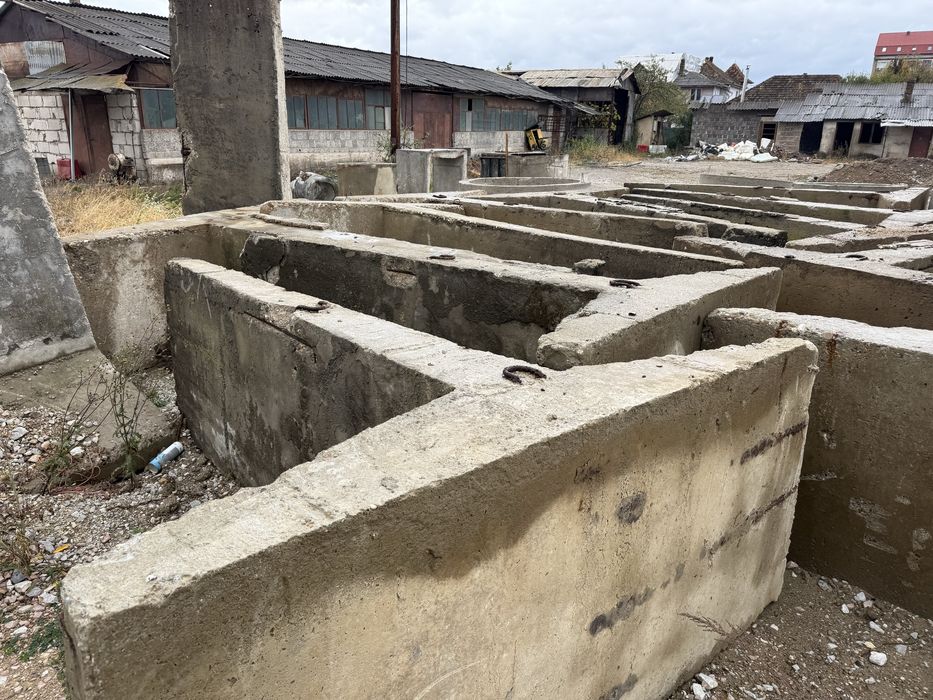 Separatoare din beton armat, – 3-4 m înălțime, talpă 2 m, lățime 1 m