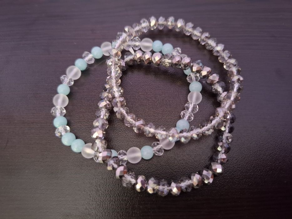 Комплект от гривни с естествени камъни и стъклени кристали