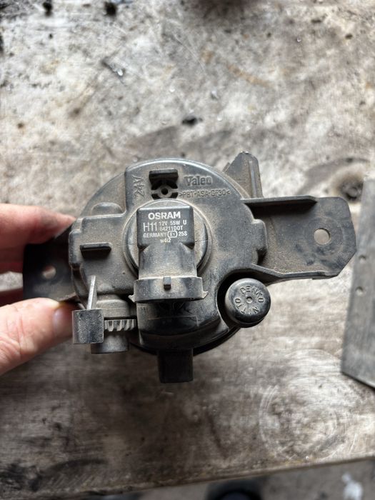 Продам  противотуманку на рено