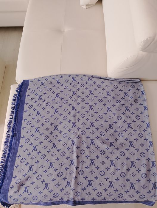 Vând esarfa unisex ,fashion, produs de calitate, produs de import.mate