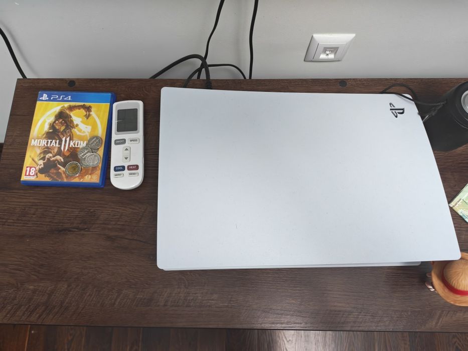 Playstation 5 с одим джостиком в отличном состоянии