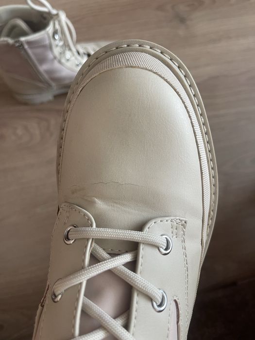 Бежови боти Guess