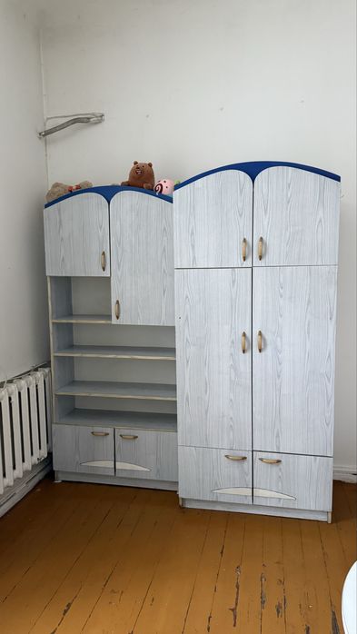 Продаю мебель, шкафы и стол