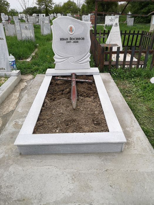 Надгробни паметници