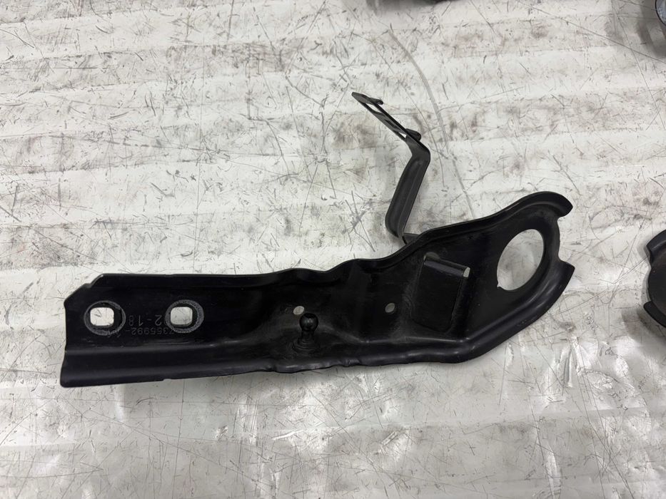 Ляв държач калник БМВ Х1 Ф48 Десен държач/водач калник БМВ Х1 Ф48