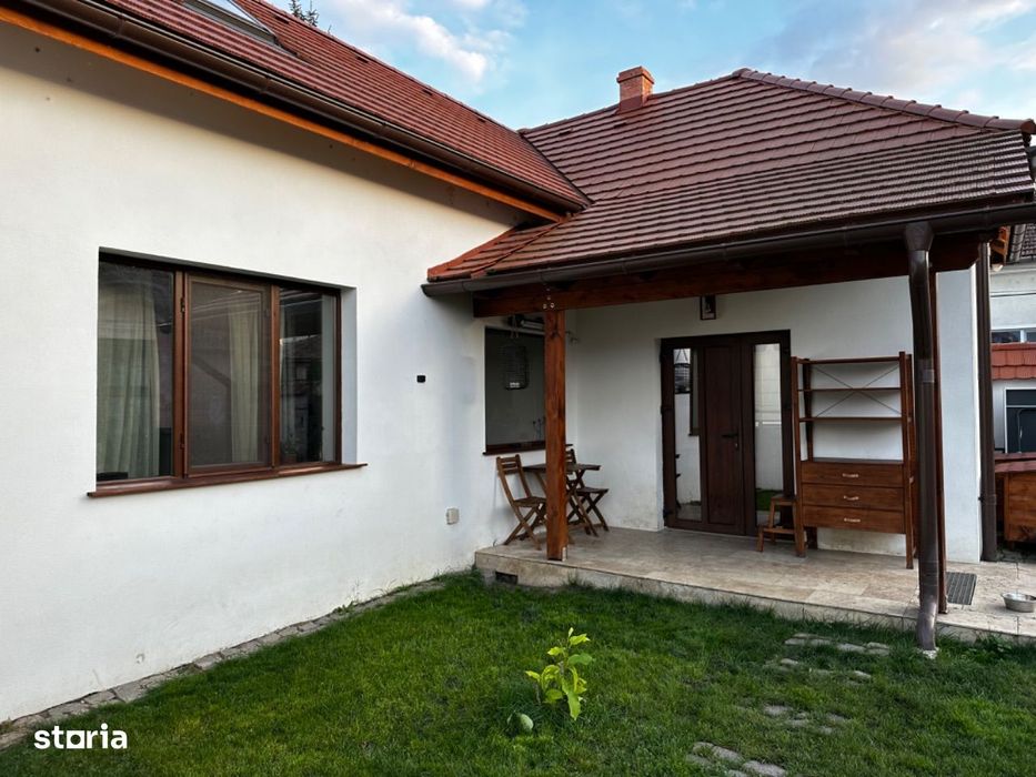 Proprietate independentă energetic format din 2 case si anexe