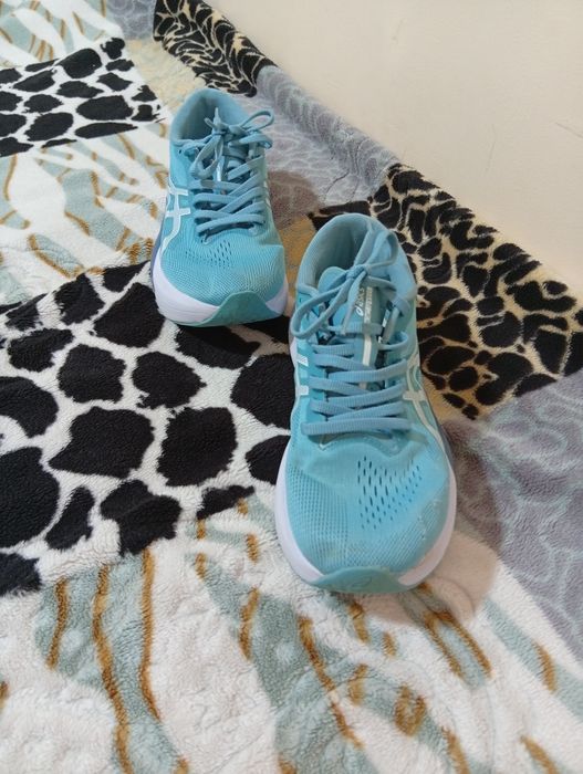 Продам кроссовки Asics