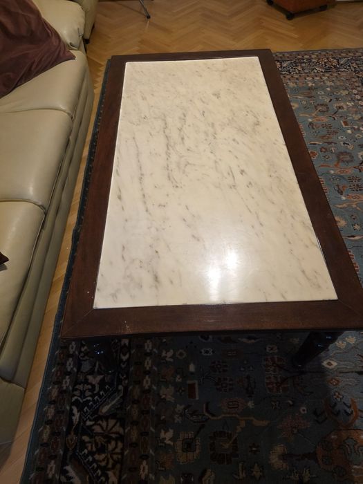 Продавам комплект диван с две табуретки и масивна холна маса