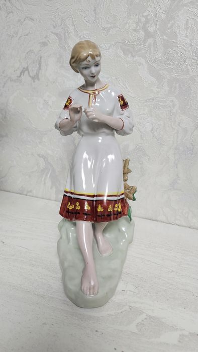 Продам форфоровую статуэтку Девушка с цветком ,гадание на ромашке.