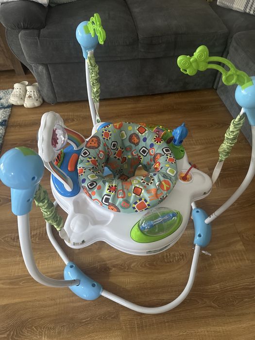 Jumper copii, folosit dar in stare f buna.