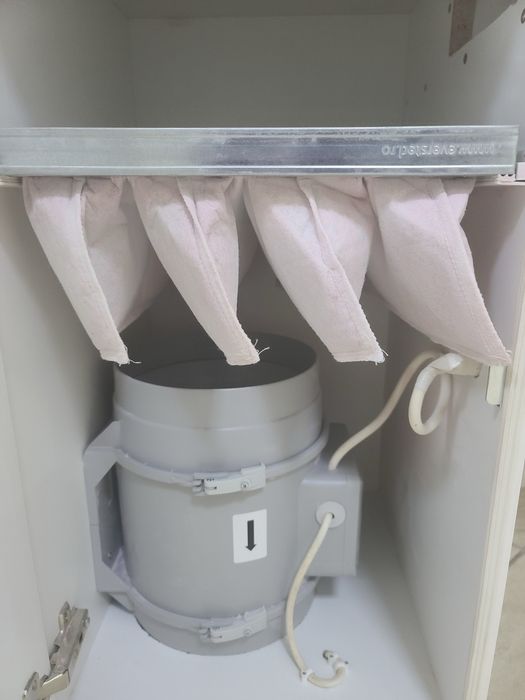 Masă manichiură cu aspirator puternic 1100 mc/h – stare foarte bună