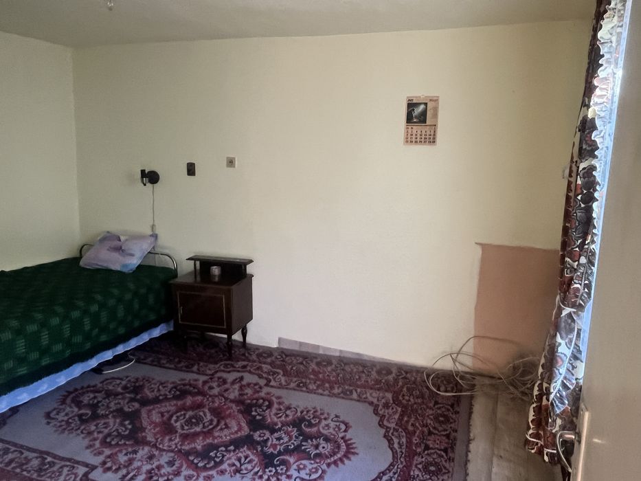 Къща с двор и втора самостоятелна жилищна сграда