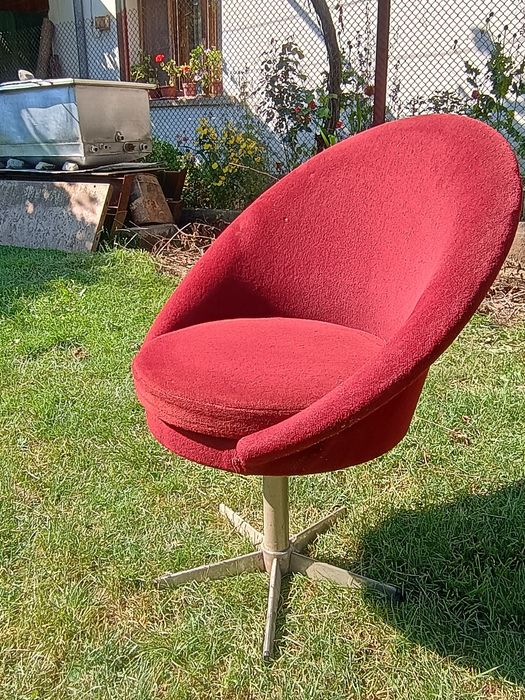Въртящи се столове на Топ цена,хубава червена дамаска.