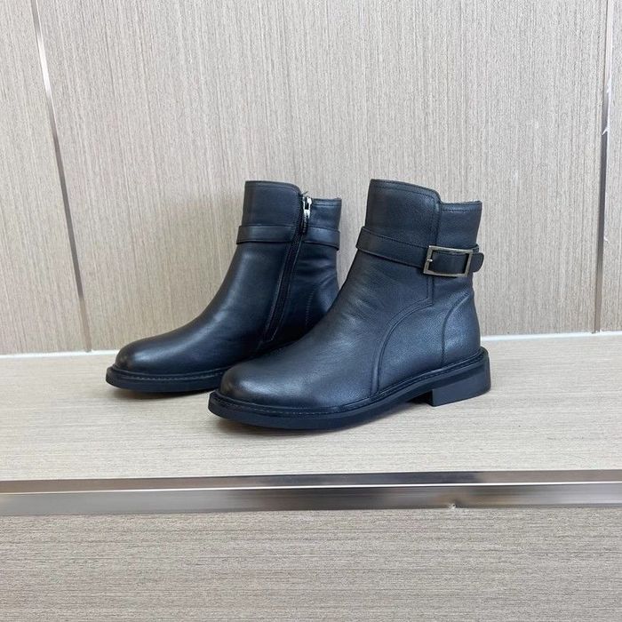 Продам женские ботинки