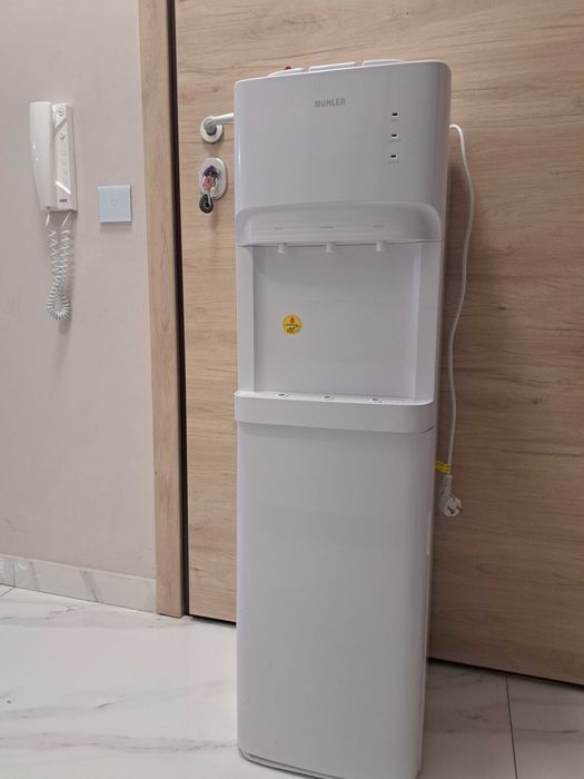 Диспенсер за топла и студена вода "Мюлер"