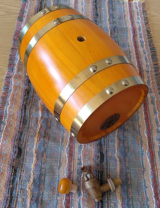 Продавам дървена бъчва 1,5 л. с метални обръчи и канелка