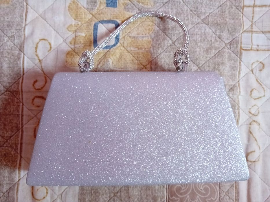 Дамска чантичка, подходяща за различни поводи