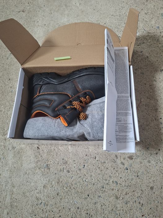 Bocanci noi la cutie