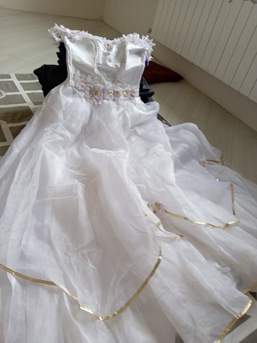 свадебное платье белые, очень красиво, размер 42-44