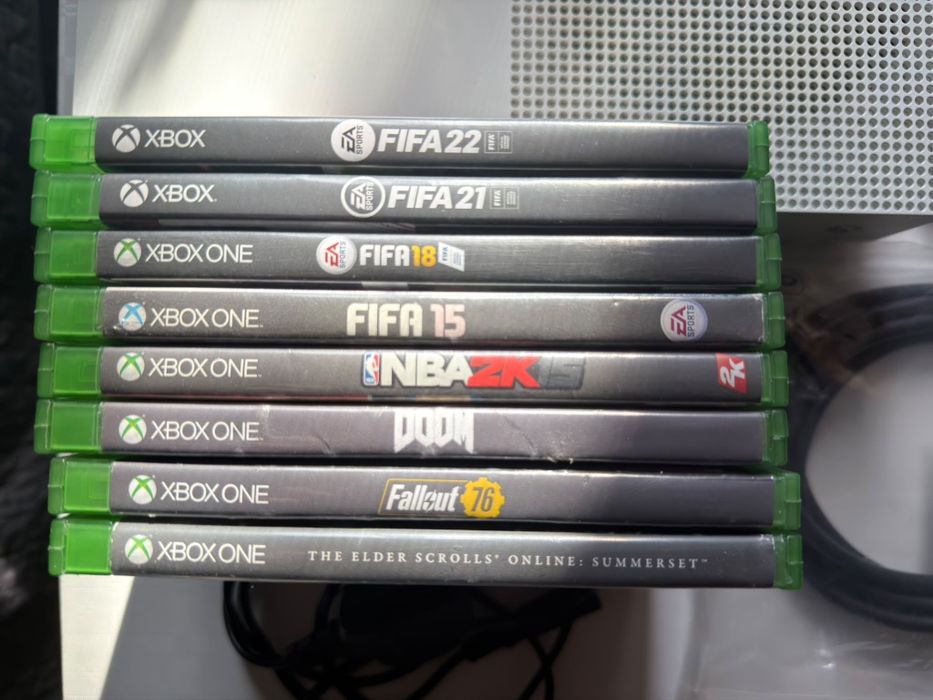 Consola Xbox One  S cu 1 maneta si 8 jocuri+ Hdmi.