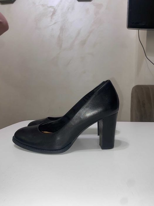Дамски обувки - черни токчета Clarks