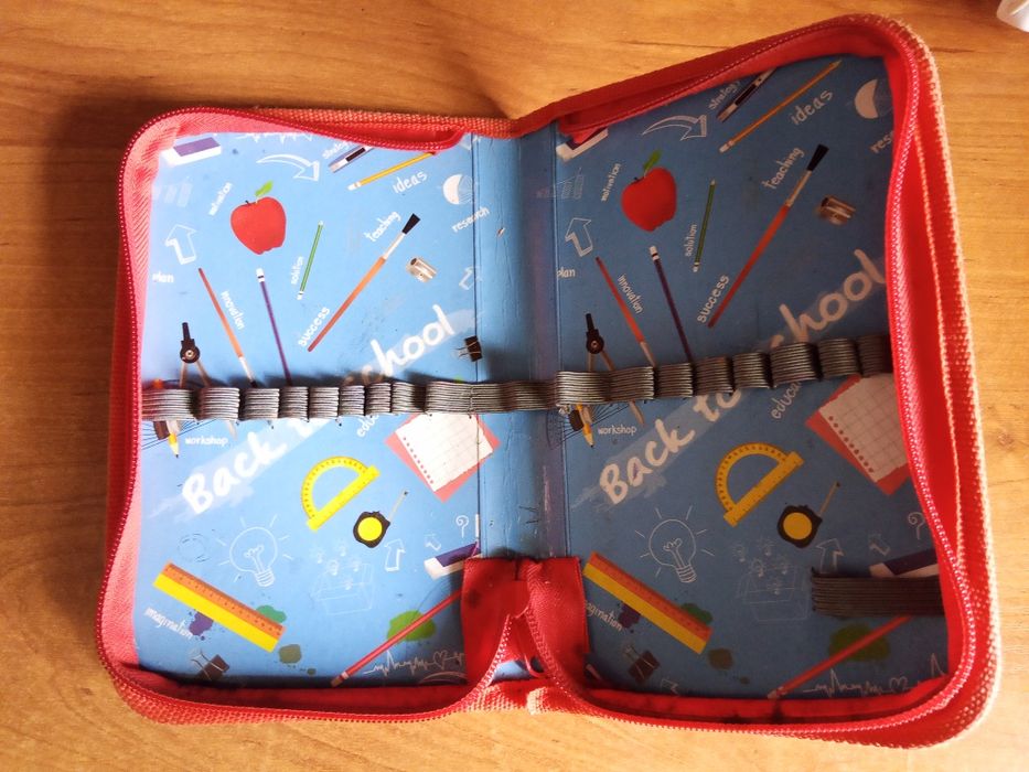 Красный пенал с машиной