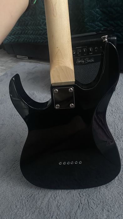 Vând chitara electrica Harly Benton + amplificator