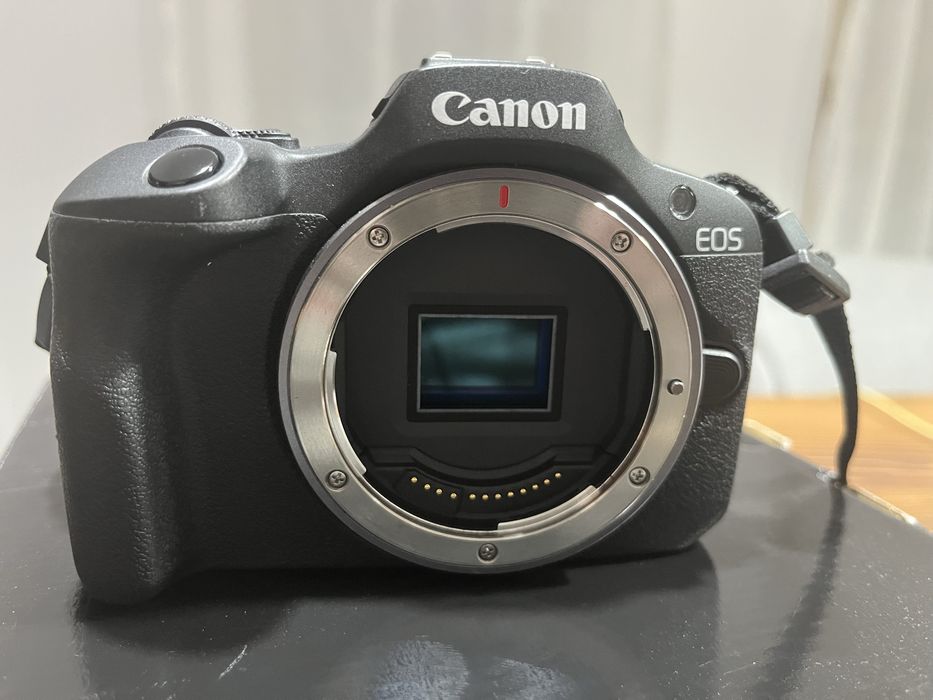 Canon EOS R100 + obiectiv 18-45mmo