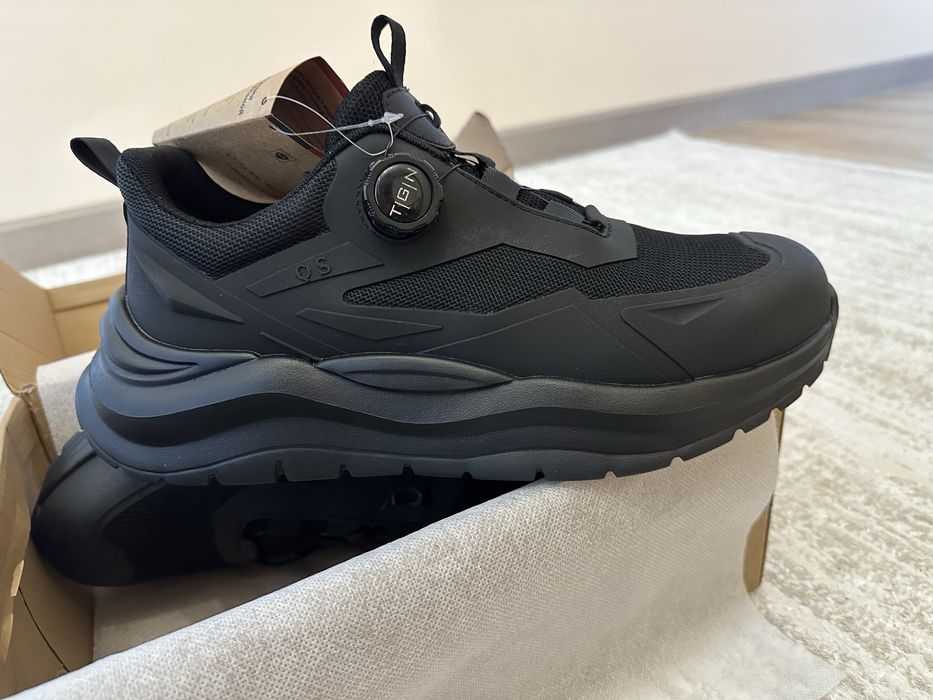 Мужская кроссовка размер-44