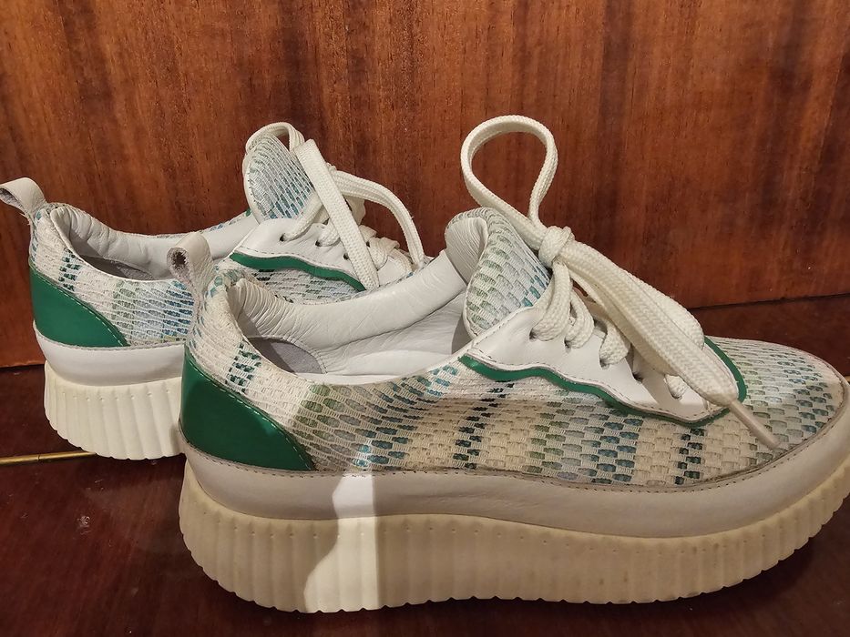 Продам кроссовки