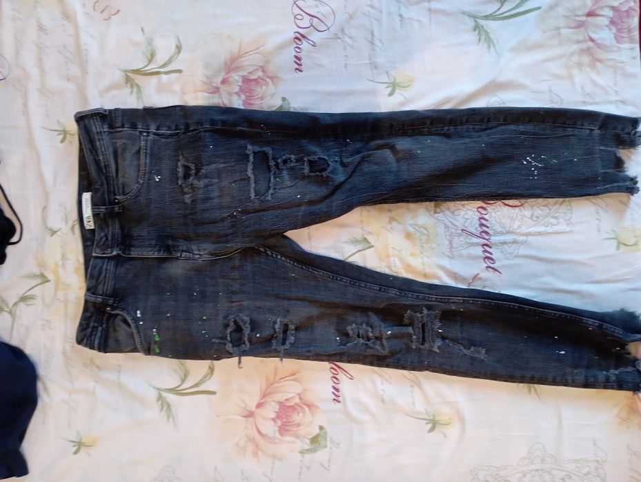 Vând blugi Zara noi