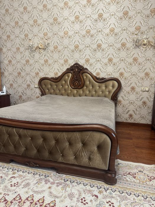 Кровать двухспальная, деревянная.