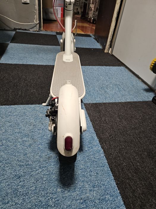 Trotinetă electrică – stare excelentă, cu cauciuc de rezervă!