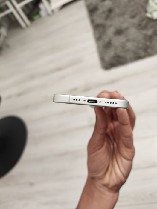 Iphone 16, +2huse, in garantie