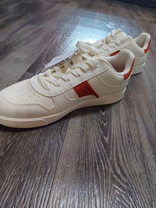 Продам новые кроссовки