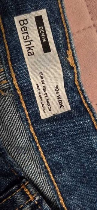 Blugi Bershka, model larg, ca NOI