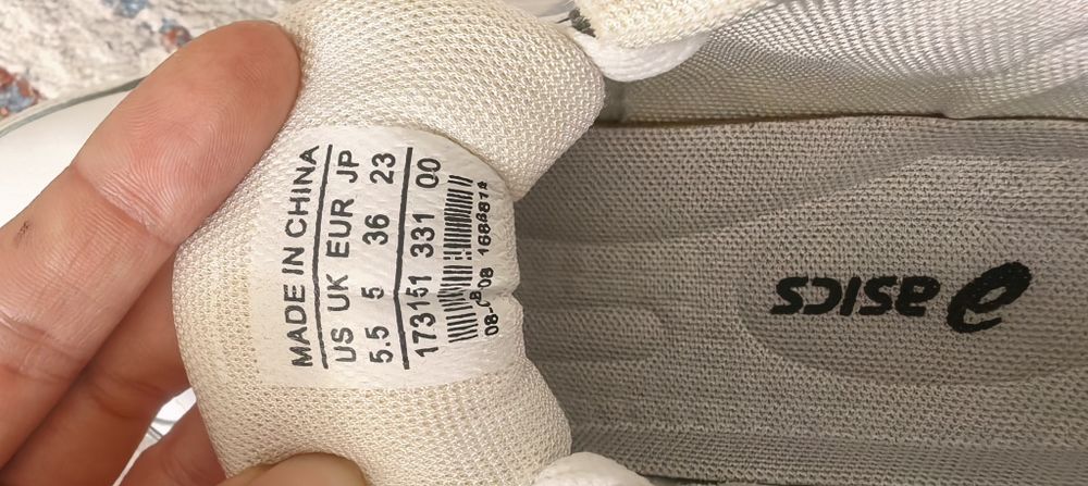 Продам новые кроссовки