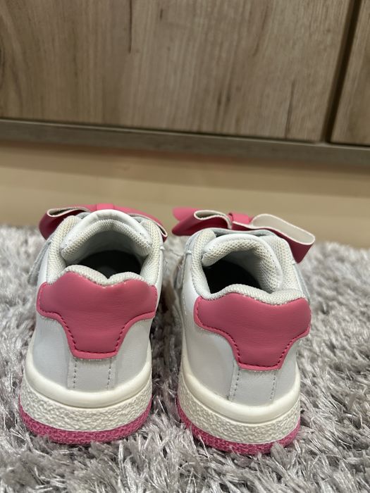 Детски маратонки  с розова панделка