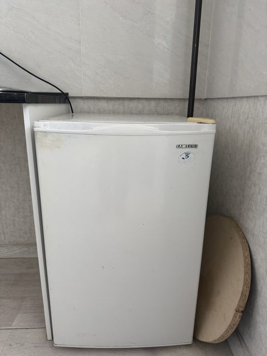 Холодилник и стол