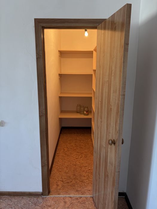 Продается двух ком. квартира мкр конырад