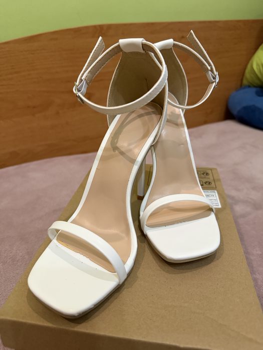 Продавам бели токчета сандали