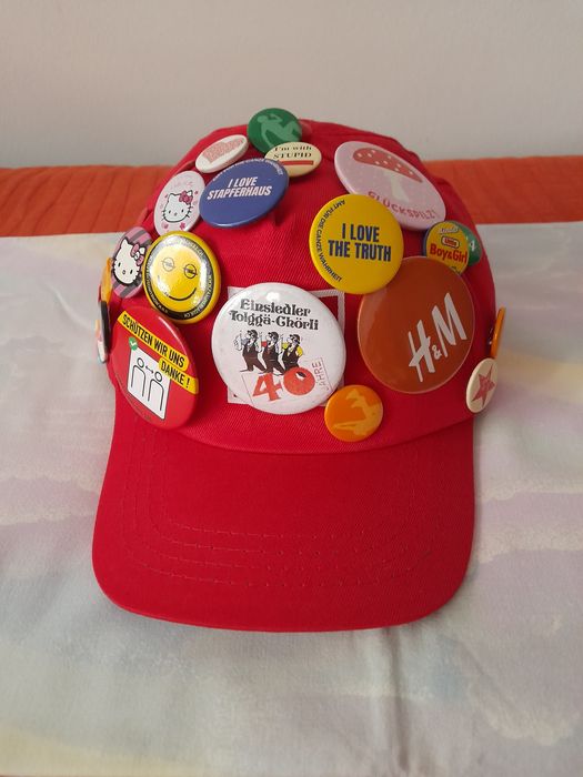 Șapcă cu 23 ecusoane