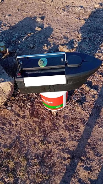 Рибарска лодка за захранка