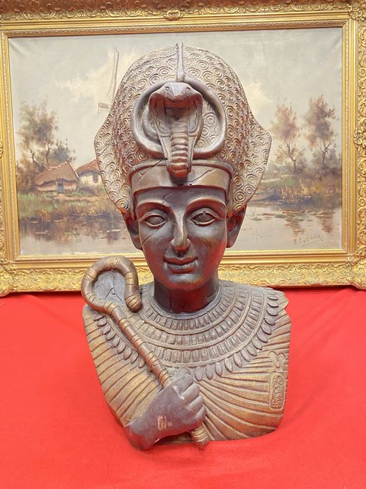 Стар бюст египетски фараон