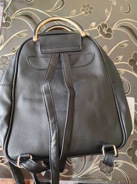 Дамска черна раница