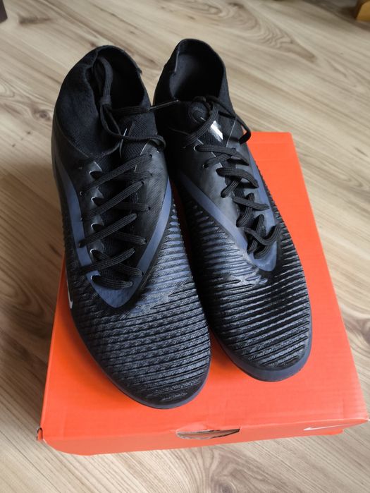 Два модела футболни обувки NIKE